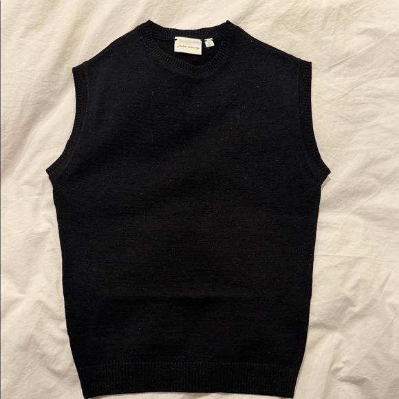 Elegant Black Sleeveless Sweater - Picture 4 of 5